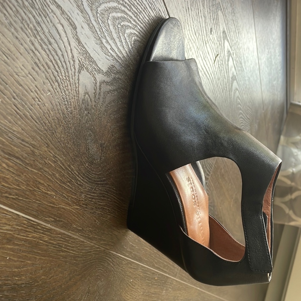 Kenneth Cole Gentle Souls black wedges